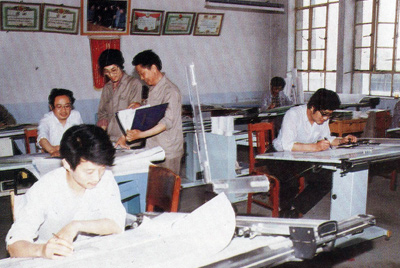 從1984年第一季度到抓管理上登記全面提高企業(yè)素質(zhì)驗(yàn)收前，采取分線檢查、總結(jié)成績、找出差距、提出措施、限期整改的方法，使各項(xiàng)工作在整頓中鞏固提高，在鞏固提高中進(jìn)行再整頓，再提高。