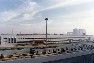 1995年5月30日，山推與日本小松株式會社合資成立小松山推工程機(jī)械有限公司