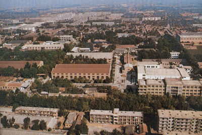 推土機(jī)總廠本部廠區(qū)。山東推土機(jī)總廠建立時，固定資產(chǎn)原值為2569萬元，占地面積為517538平方米，建筑面積為170861平方米。