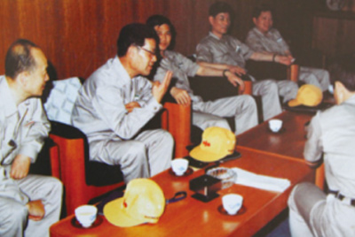 為了學(xué)習(xí)外國先進(jìn)技術(shù)和管理方法，前往引進(jìn)技術(shù)與設(shè)備的國家進(jìn)行實(shí)地考察。薛仲光廠長在日本。
