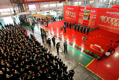 推土機(jī)事業(yè)部總裝工廠隆重舉行推土機(jī)第50000臺下線慶典儀式。這一激動人心的歷史時刻標(biāo)志著50000臺不僅僅是一個數(shù)量的積累，更是山推管理水平、生產(chǎn)規(guī)模、制造技術(shù)、研發(fā)能力、銷售能力等綜合能力的體現(xiàn)，標(biāo)志著山推推土機(jī)產(chǎn)業(yè)整體實(shí)力進(jìn)一步增強(qiáng)，是從量變到質(zhì)變的飛躍。