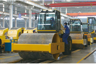 2002年2月，由履帶廠開發(fā)研制的YZ18液壓振動壓路機(jī)，順利下線。