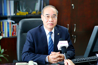 張秀文董事長在接受中國山東網(wǎng)專題采訪時，就公司踐行“厚道魯商”倡樹行動進(jìn)行回答，介紹了山推把“仁義、誠信、厚道”的文化精髓融入到生產(chǎn)經(jīng)營的全過程的典型做法和“誠敬做產(chǎn)品，誠信做企業(yè)”的經(jīng)營理念，在工程機(jī)械行業(yè)樹立起了“厚德堅(jiān)韌”的山東國企形象