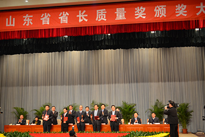 1月11日，山東省第三屆省長質(zhì)量獎表彰大會在山東省政府禮堂召開。
