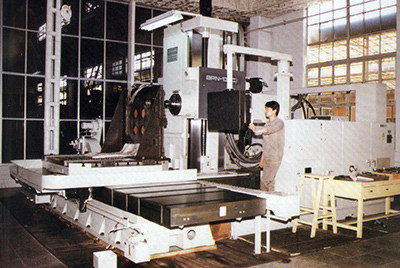 BPN-13B(R4)數(shù)控臥式加工中心。廠房擴(kuò)建加大，設(shè)備填平補(bǔ)齊，增加精、大、稀設(shè)備，新上生產(chǎn)線，提高企業(yè)裝備素質(zhì)，使山推廠成為名副其實(shí)的大馬力推土機(jī)生產(chǎn)廠。