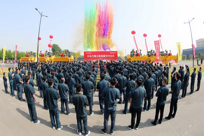 5月17日，山推向中煤平朔集團(tuán)一次性交付六臺中國最大馬力推土機(jī)。